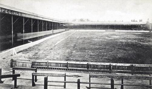 Pour l'anecdote, Anfield est est initialement construit en 1884 pour le club... d'Everton ! Et oui, c'est un différent entre les dirigeants d'Everton et John Houlding, propriétaire du stade, qui incite Houlding à monter son équipe : Liverpool FC, en 1892