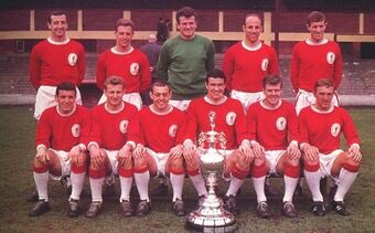 Man United gagne le titre en 1965 et 1967, Liverpool le gagne en 1964 et 1966. La rivalité n'a jamais été aussi forte sur le terrain. Mais la haine n'est pas omniprésente, les supporters ne sont même pas séparés par des barrières en tribunes. Rien à voir avec la décennie suivante