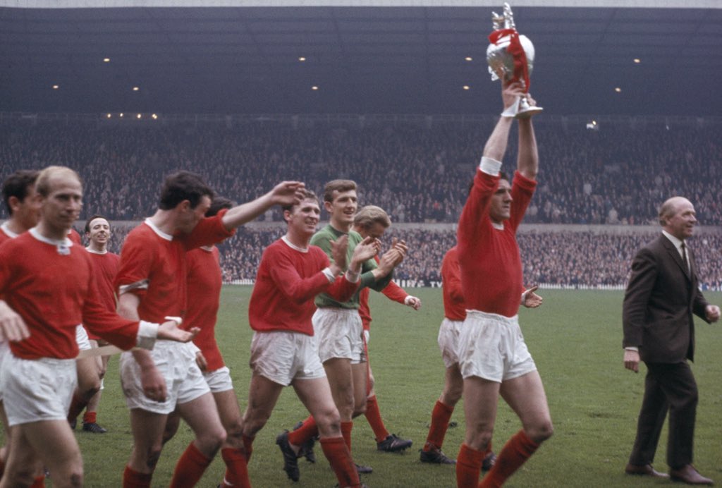 Man United gagne le titre en 1965 et 1967, Liverpool le gagne en 1964 et 1966. La rivalité n'a jamais été aussi forte sur le terrain. Mais la haine n'est pas omniprésente, les supporters ne sont même pas séparés par des barrières en tribunes. Rien à voir avec la décennie suivante