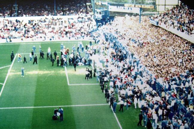 En 1989, lors de la demi-finale de Cup entre Liverpool et Nottingham, intervient le drame d'Hillsborough. 96 personnes trouvent la mort dans les tribunes, et les normes de sécurité des stades changent en Angleterre et dans toute l'Europe. C'est un choc pour tout le monde