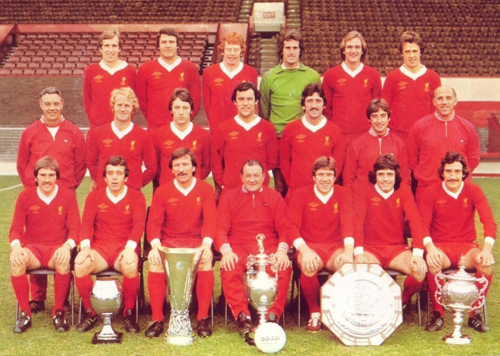Sous l'impulsion d'entraîneurs comme Bob Paisley, Liverpool domine les décennies 1970 et 1980 (10 PL, 4 FA Cup, 4 LDC), et prend le large sur son voisin. Man United piétine, connaît une descente au niveau inférieur en 1974, et se contentera de 3 FA Cup pendant cette période