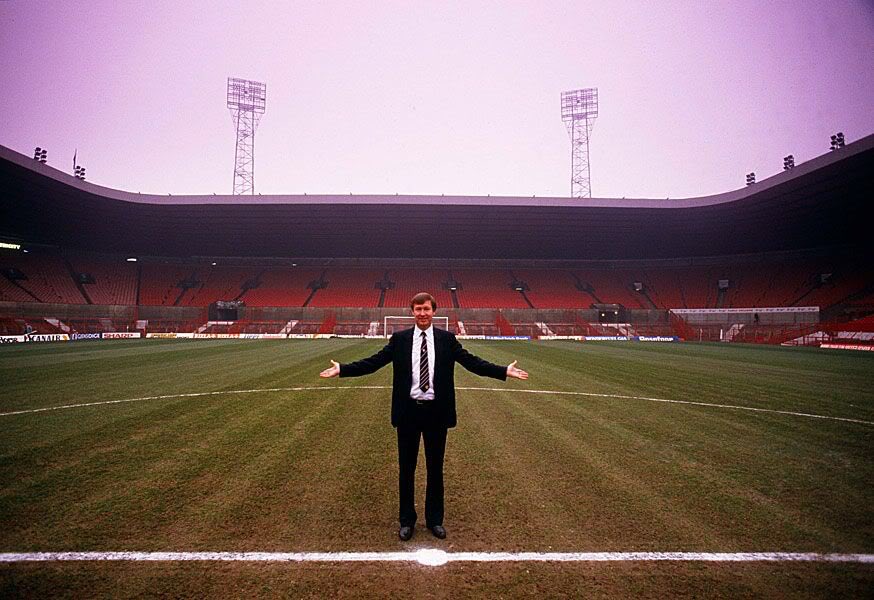 Liverpool a gagné de  titres de champion, Man United en a 1986, un événement va permettre de renverser la tendance. La signature de Sir Alex Ferguson qui fit sa célèbre déclaration :« Mon plus grand défi, c’est d’avoir fait tomber Liverpool de leur putain de piédestal »