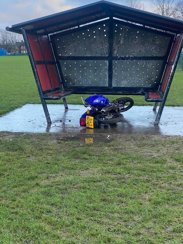 Victoria_C_Hill's tweet photo. Abandoned bike at beechings play area @medway_council https://t.co/8KwEBneOd8