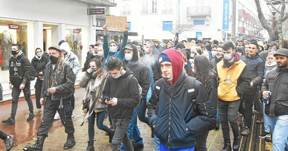 LeTelegramme's tweet image. 200 teufeurs, à Lorient, pour soutenir l’organisateur de la rave de Lieuron letelegramme.fr/morbihan/lorie…