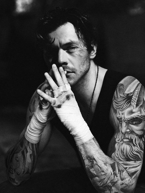 Sob a superfície da vida flutuo, presenciando seu decurso ímprobo. Observo-a como um mísero figurante imerso em seu intrínseco núcleo.