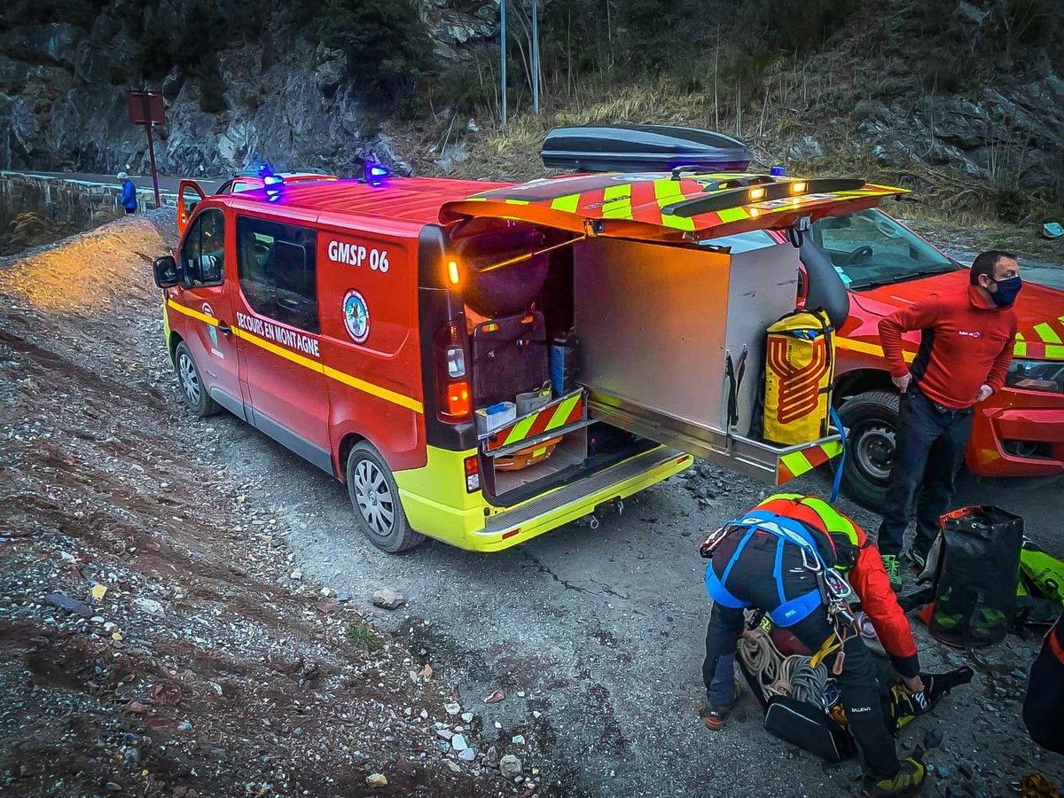sdis_06's tweet photo. #RetourSurInter // Intervention hier sur #Rimplas pour les #pompiers des #AlpesMaritimes après une chute de 40m d'un véhicule dans la Tinée... Le conducteur, en urgence relative, a dû être évacué par #dragon06.
📸 SDIS06
#NousSommesPompiers06 https://t.co/D6eEi1QEIq
