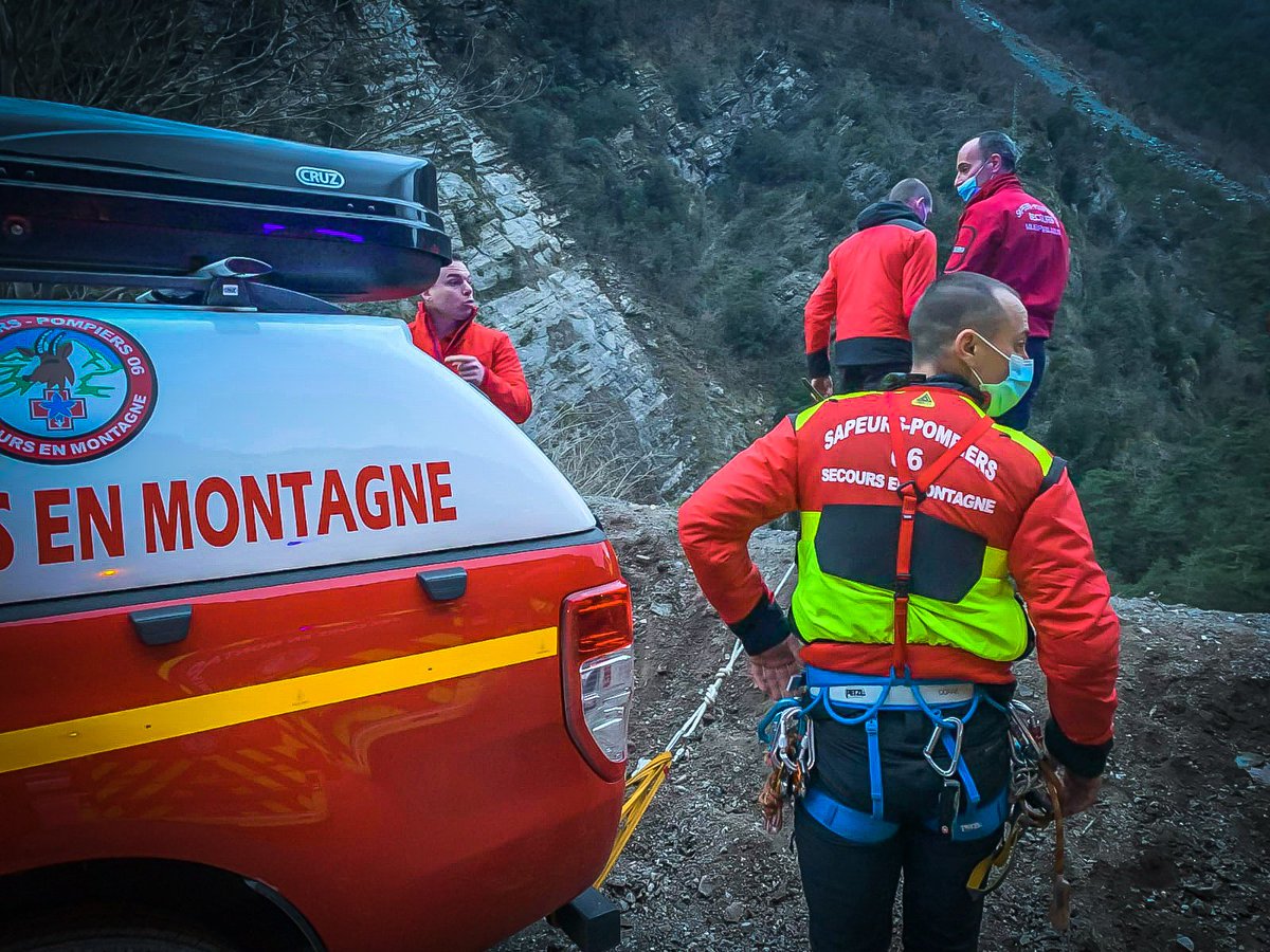 sdis_06's tweet photo. #RetourSurInter // Intervention hier sur #Rimplas pour les #pompiers des #AlpesMaritimes après une chute de 40m d'un véhicule dans la Tinée... Le conducteur, en urgence relative, a dû être évacué par #dragon06.
📸 SDIS06
#NousSommesPompiers06 https://t.co/D6eEi1QEIq