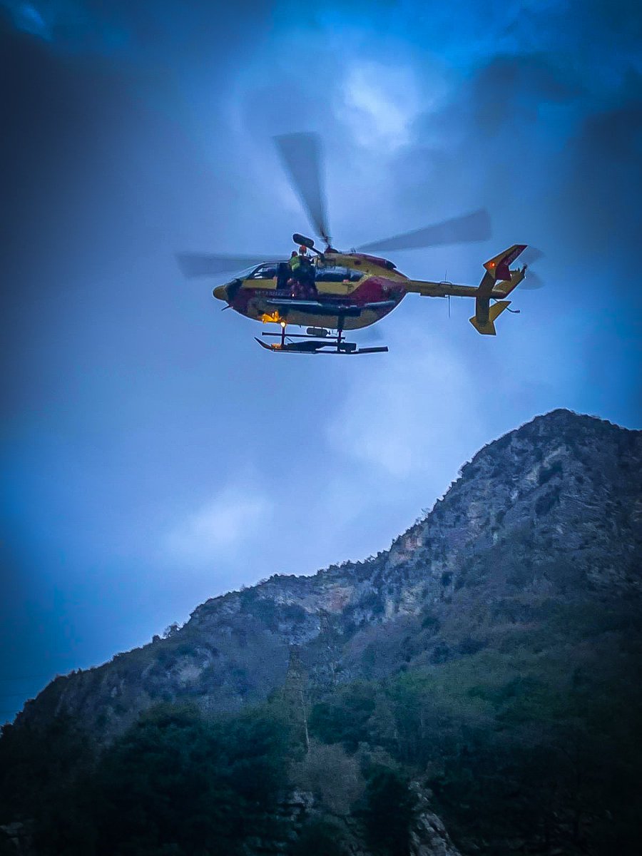 sdis_06's tweet photo. #RetourSurInter // Intervention hier sur #Rimplas pour les #pompiers des #AlpesMaritimes après une chute de 40m d'un véhicule dans la Tinée... Le conducteur, en urgence relative, a dû être évacué par #dragon06.
📸 SDIS06
#NousSommesPompiers06 https://t.co/D6eEi1QEIq