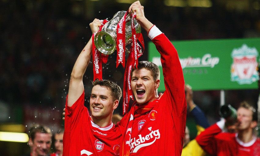 Man United mettait des bâtons dans les roues de Liverpool pendant leur domination, et bien les Reds leur rendent la pareille !Ils s’affrontent en finale de League Cup en 2003, Liverpool s’impose 2/0, notamment grâce à un but de Micheal Owen (dont nous parlerons plus tard...)