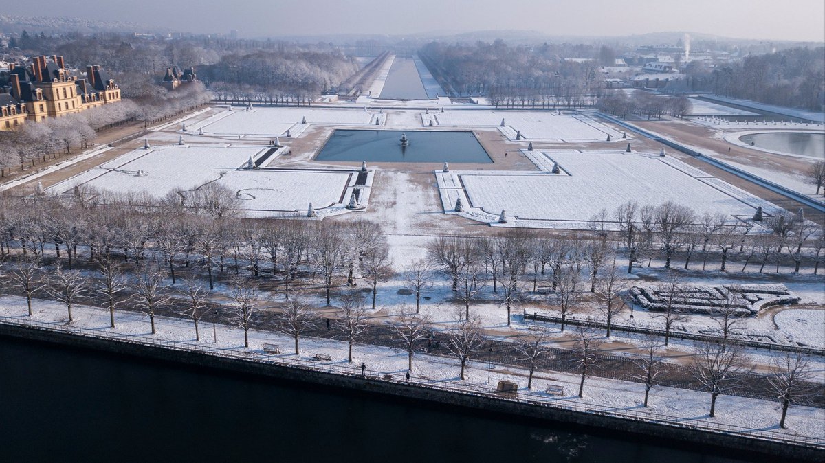 CFontainebleau's tweet photo. 🔴 𝗨𝗡 𝗦𝗢𝗨𝗙𝗙𝗟𝗘 𝗗'𝗛𝗜𝗩𝗘𝗥 | Tout à coup, la magie opère au château de #Fontainebleau... ❄ #Neige
©️ Chlorofilm https://t.co/dSXuTJdLVt