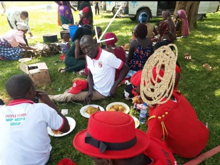 Nakayiza_'s tweet photo. This is freelance journalist "map media" who's one of the journalists that have been covering @HEBobiwine on Facebook live. He's one of those that were arrested. This is his condition as we speak. A while ago he was on oxygen! #WeAreRemovingADictator #UgandaDecides2021 https://t.co/0jUTbfzcFy