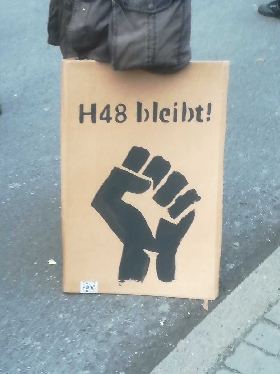 Zwangsräumung Verhindern Berlin (@buendniszrv) on Twitter photo Jan2021 und schon sind mind. 8 Häuser in Neukölln von #Verdrängung bedroht. Doch es organisiert sich #Widerstand. Bei der heutigen #Kundgebung #B1601 in #Neukölln haben u.a. <a href="/h48bleibt/">H48bleibt</a>, <a href="/Anzengruber24/">Anzi24 - Neues #Vorkaufsrecht!</a> und <a href="/Donau5Ueberlebt/">Kim Danube</a> gezeigt wie Organisierung von unten funktioniert. Jan2021 und schon sind mind. 8 Häuser in Neukölln von #Verdrängung bedroht. Doch es organisiert sich #Widerstand. Bei der heutigen #Kundgebung #B1601 in #Neukölln haben u.a. <a href="/h48bleibt/">H48bleibt</a>, <a href="/Anzengruber24/">Anzi24 - Neues #Vorkaufsrecht!</a> und <a href="/Donau5Ueberlebt/">Kim Danube</a> gezeigt wie Organisierung von unten funktioniert.