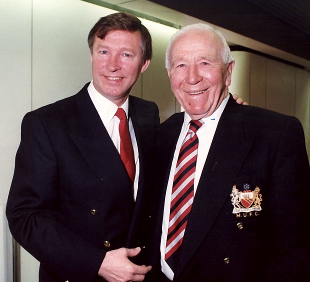 On évoquait des similitudes sociales et politiques entre Mancs et Scousers. Il en existe aussi entre les 2 clubs. Ils ont été portés par des managers écossais dans leur existence : Busby, Ferguson, Shankly, qui ont apporté une vision de jeu, de développement des jeunes, etc. 