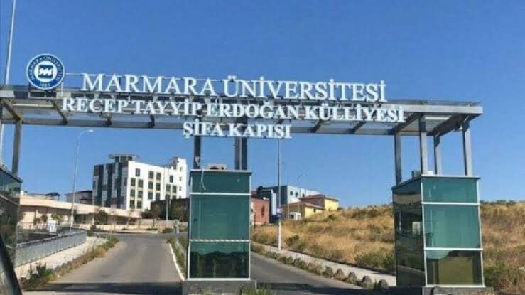 ozgur_marmaraa's tweet photo. Ellerinizi üniversitelerden de, üniversite yönetiminden de, yerleşkelerimizden de çekin!

#ÜniversitedenKülliyeOlmaz https://t.co/vUA0K8qS9h