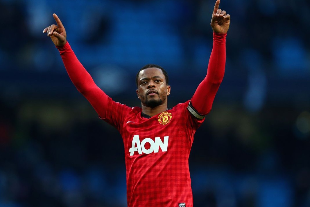 Man United voit de nombreuses légendes dans ses rangs dont Eric Cantona. Car oui, plus de français ont joué et marqué le club à Manchester (Liverpool a eu ses français tout de même). On le voit toujours en 2021, Man United est plus frenchie que Liverpool 