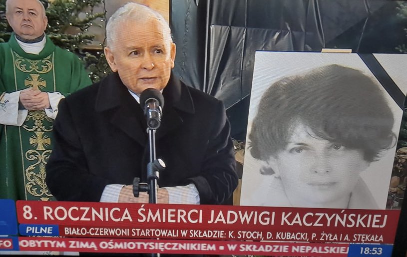 hanna_lisowa's tweet photo. Oto nasz lokalny, nadwiślański Kim Ir Sen. Kult jednostki oficjalnie usankcjonowany. A skoro kult jednostki, to i matki tej nieszczęsnej jednostki. Prywatna msza święta transmitowana w telewizji „publicznej”. Kaczyński mentalnie utknął w głębokim komunizmie. Tylko Polski żal. https://t.co/Dk2qCkI3Sr