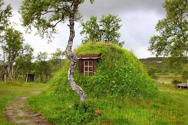 18.  The traditional Sámi home called 'gamme'[Photographs by Ellisif Rannveig Wessel, Bente Haarstad and Fredrik Jenssen]