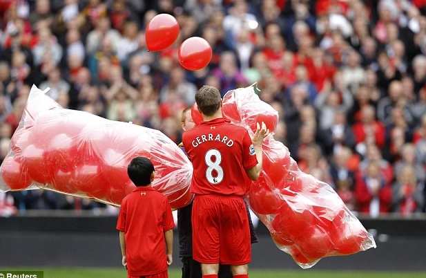 En 2012, lors d'un derby, les capitaines respectifs, Gerrard et Giggs, lancent 96 ballons rouges au ciel en hommage aux disparus d'Hillsborough. Un symbole fort, de clubs à jamais rivaux, qui se doivent d'être solidaire au sujet d'événements qui dépassent le cadre du sport