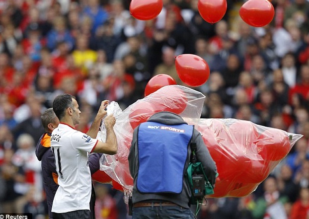 En 2012, lors d'un derby, les capitaines respectifs, Gerrard et Giggs, lancent 96 ballons rouges au ciel en hommage aux disparus d'Hillsborough. Un symbole fort, de clubs à jamais rivaux, qui se doivent d'être solidaire au sujet d'événements qui dépassent le cadre du sport