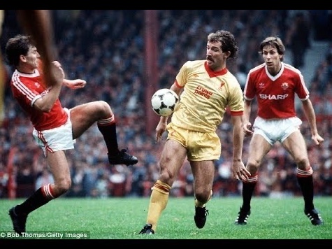 Évidemment, ces matchs sont toujours un régal, avec des joueurs tels que Gerrard, Carragher, Henderson, Scholes, Neville, Rashford... qui ont grandi avec l'intensité de cette passion et de cette rivalité. C'est le match le plus important de leur saison, ils sont l'âme du derby