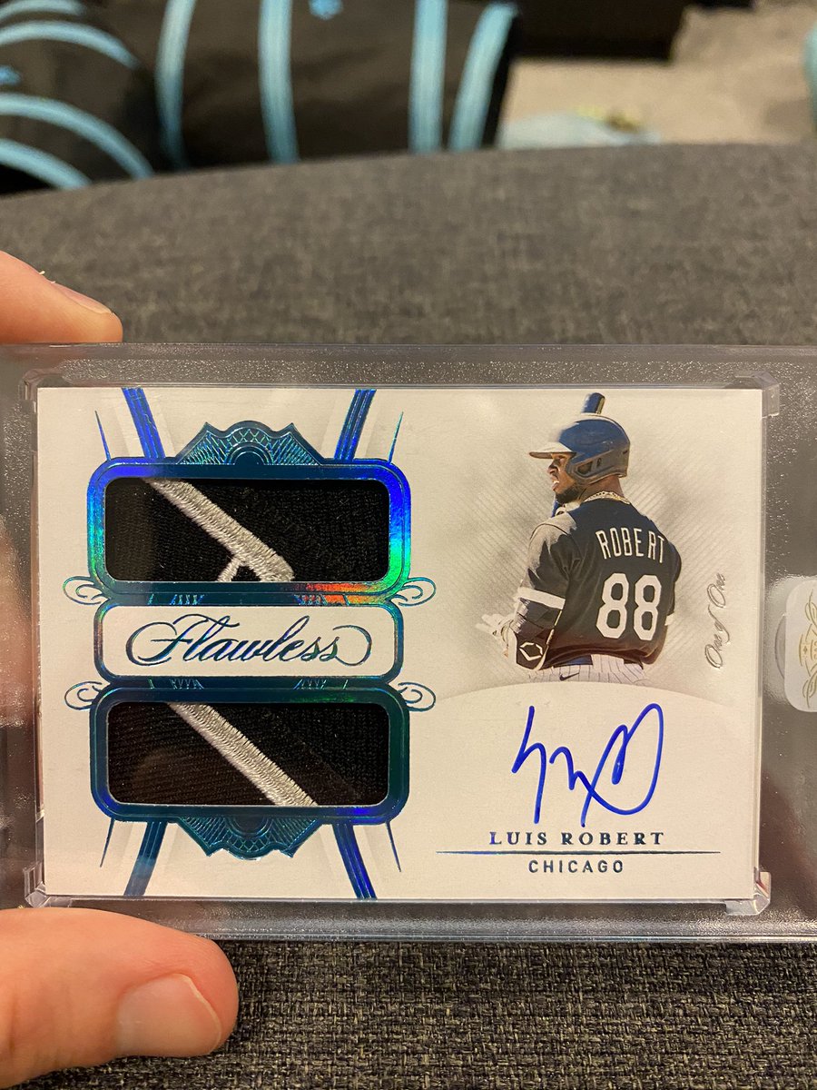 psevere16's tweet photo. @midwestboxbreak @PhilsPulls LUIS ROBERT 1/1 FLAWLESS DUAL PATCH AUTO ROOKIE CARD $8000 OBO, PayPal. We can work together on preferred shipping if purchased. @kennydejohn https://t.co/TfIpRG8ffc