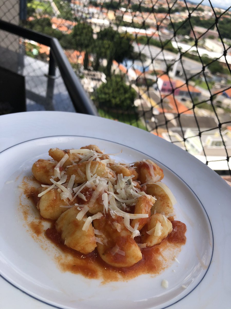 CBCookingClub_'s tweet photo. ✨ Gnocchi ✨
• 700g of potatoes (3 or 4)
• 120g of flour (1 cup proximally)
• 1 egg
• 1 and 1/2 teaspoon salt
• sauce of preference
• parmesan cheese
#CBCookingClub
#CookingWithCait https://t.co/9J8MaFfmcD
