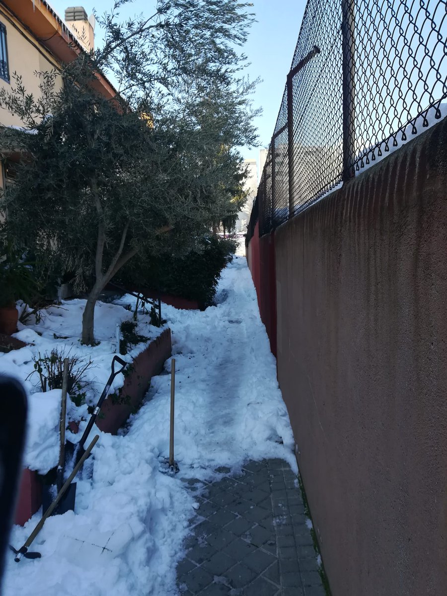 AVguetariaORCST's tweet photo. Parecía imposible pero otro día más lo hemos conseguido, la calle más umbría del barrio ha caído. Gracias a todos los que estáis dándolo todo. Y gracias por el aperitivo que nos han brindado los vecinos. Un refrigerio en el mejor momento. #orgullodebarrio. https://t.co/YDRenkEQ7e
