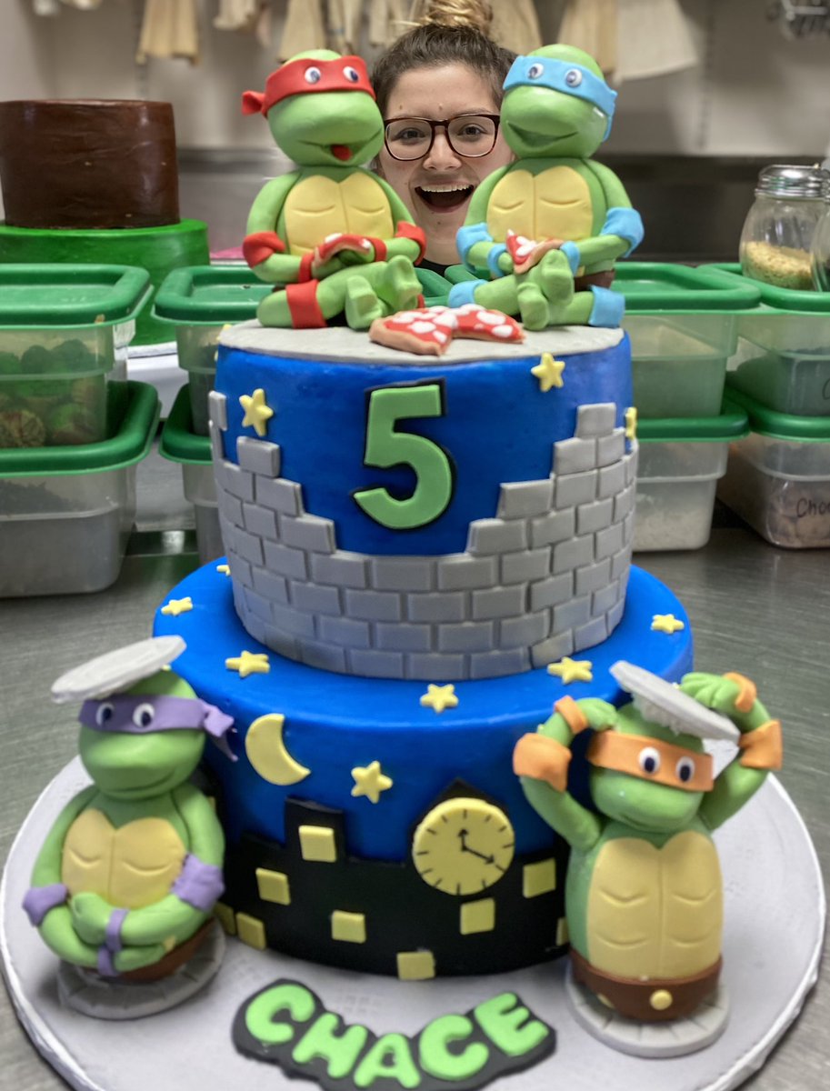 Eye spy my daughter who created this #ninjaturtle #cake she’s a master boss chick!  #momanddaughterteam. #missprisscupcakesandsuch #cakelife #frosting