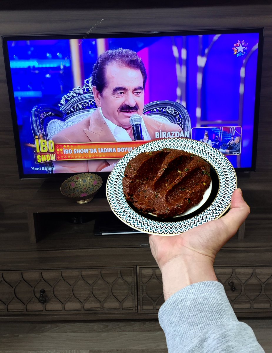 Cumartesi akşamlarının vazgeçilmezi #iboshow yine dolu dolu bir gece yaşatmaya başladı.
<a href="/imparatoribo/">İbrahim Tatlıses</a> <a href="/haluklevent/">Haluk Levent ( Ahbap Ekibi )</a> <a href="/enderbalkir/">Ender Balkır</a> <a href="/sabahatakkiraz/">Sabahat Akkiraz</a> <a href="/huseyinturan2/">Hüseyin Turan</a> <a href="/ahmet_tatlises/">Ahmet tatlıses</a>