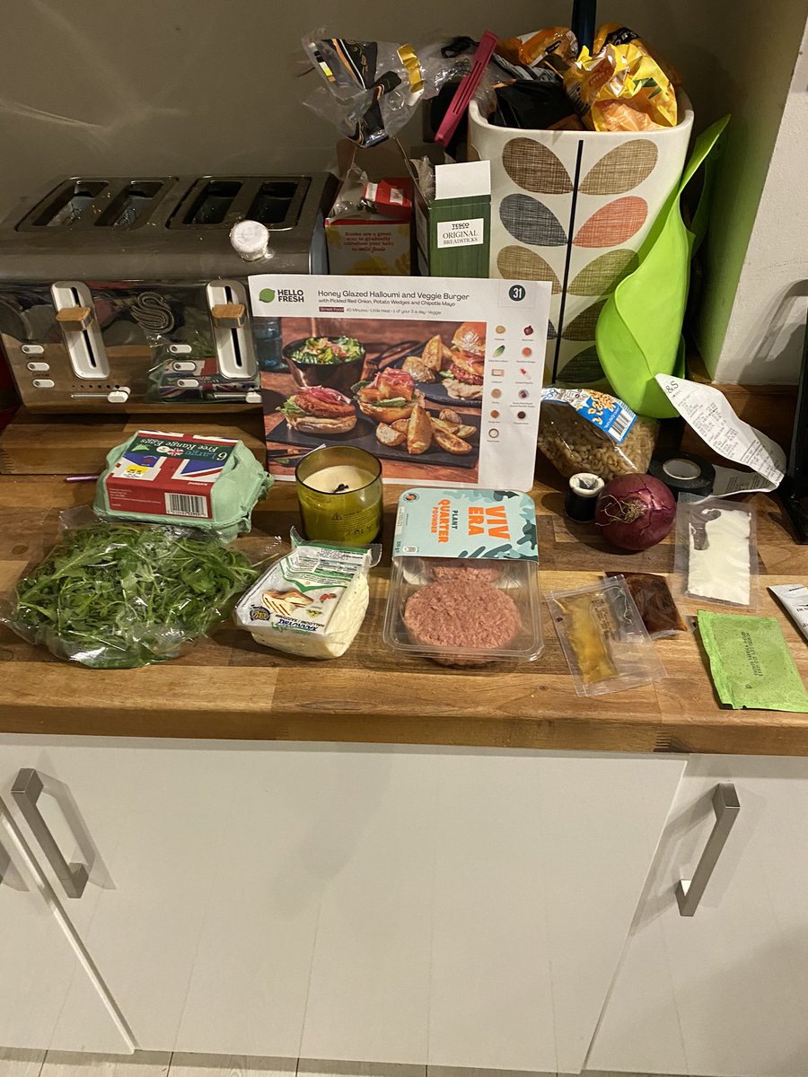 gjloud's tweet photo. @HelloFreshUK where’s the burger buns? #sadburgers #outintothesnowigo https://t.co/OnshEdxoxm