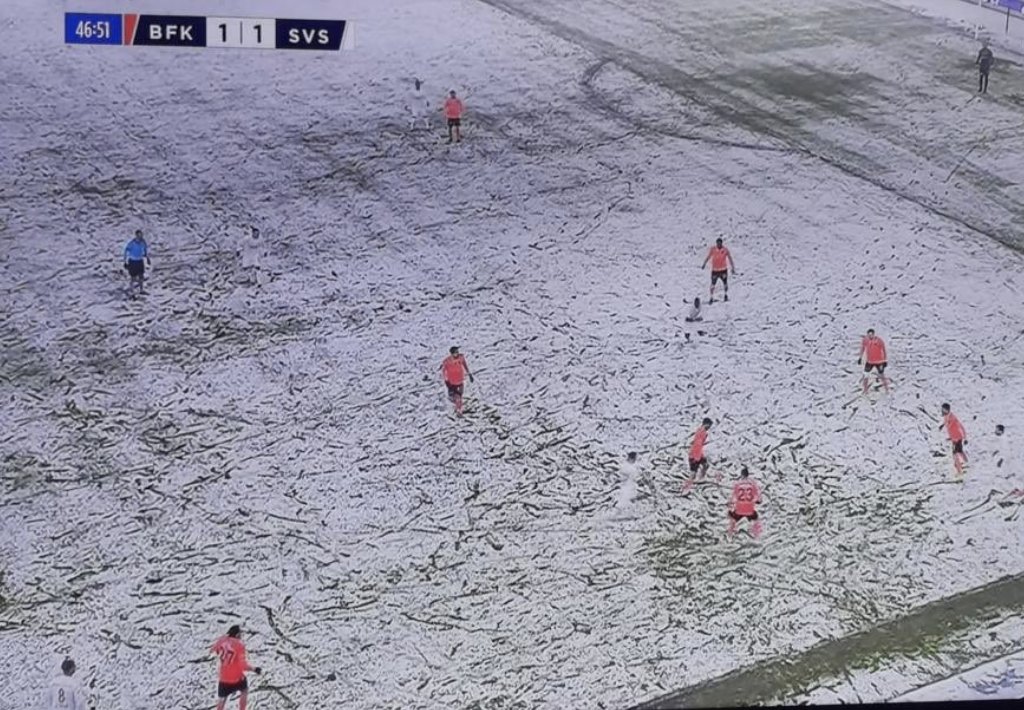 Javitoledo20's tweet photo. En la segunda división de Turquía se nevó todo y un equipo salió vestido de blanco... https://t.co/0dLmQhhvfg