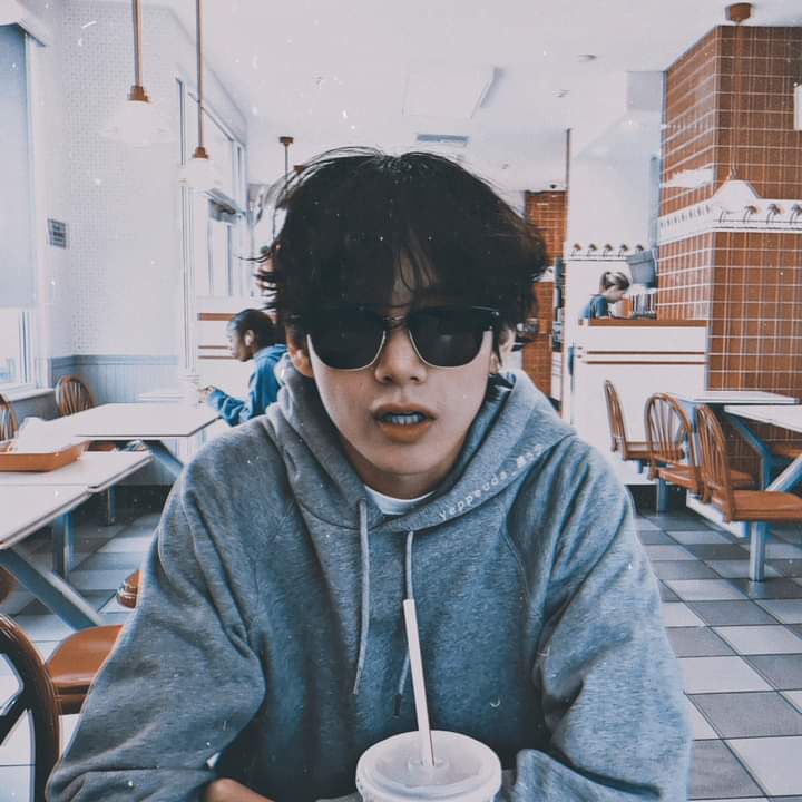 imhyubels's tweet photo. imagine: ur dating taehyung. this is what it looks like. 💜 https://t.co/zpKFgrhcMH