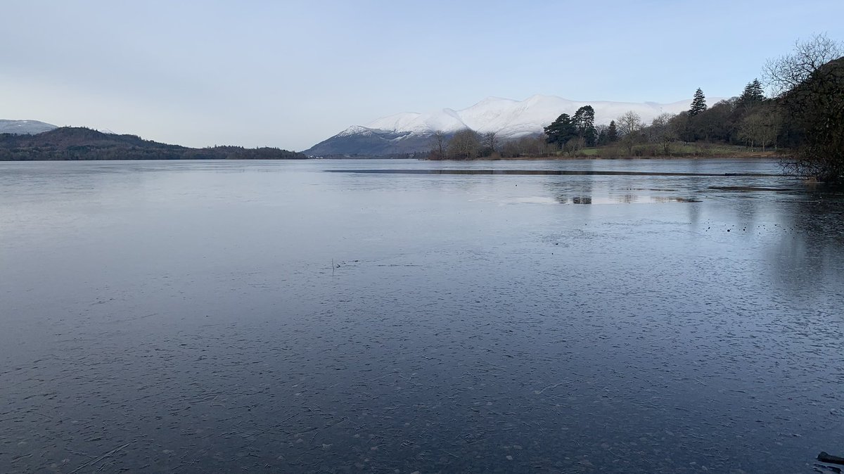BorrowdaleWeath's tweet photo. We’ve had some chilly conditions here recently. #icy #snow #derwentwater #skiddaw https://t.co/ISab29LDOD
