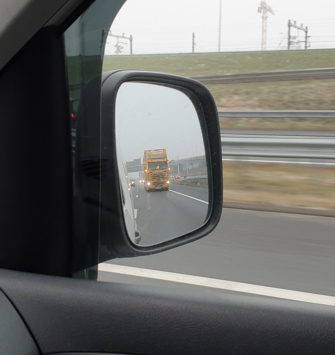 Rob_rtm's tweet photo. Nice mirror view #scania #R620 \8/ ❄👌💪 https://t.co/7n1P0vVjys