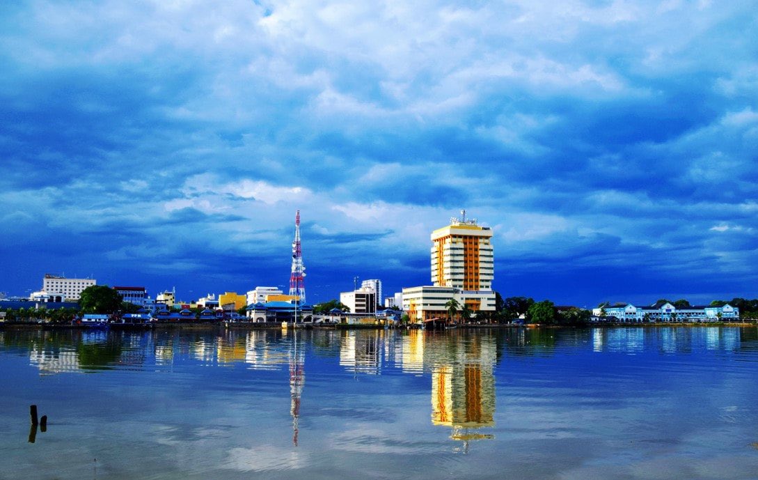 twt_muo's tweet photo. Muar merupakan daerah ke-2 terbesar di utara Johor. Mendapat gelaran Bandar Diraja pada tahun 2012 cukup membuktikan bahawa ia sebuah lokasi istimewa yang wajib dikunjungi.  Dihiasi dengan landskap yang cukup indah terutamanya di kawasan bandar dan Taman Rekreasi Tg. Emas. https://t.co/ivFfgmDyVq