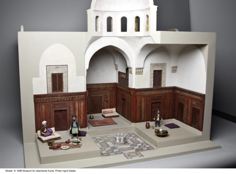 Los paneles de madera, que ahora se encuentran en el Museum für Islamische Kunst de Berlín, decoraron la sala de recepción cubierta por una cúpula, y se encargaron a los mejores talleres de Alepo.