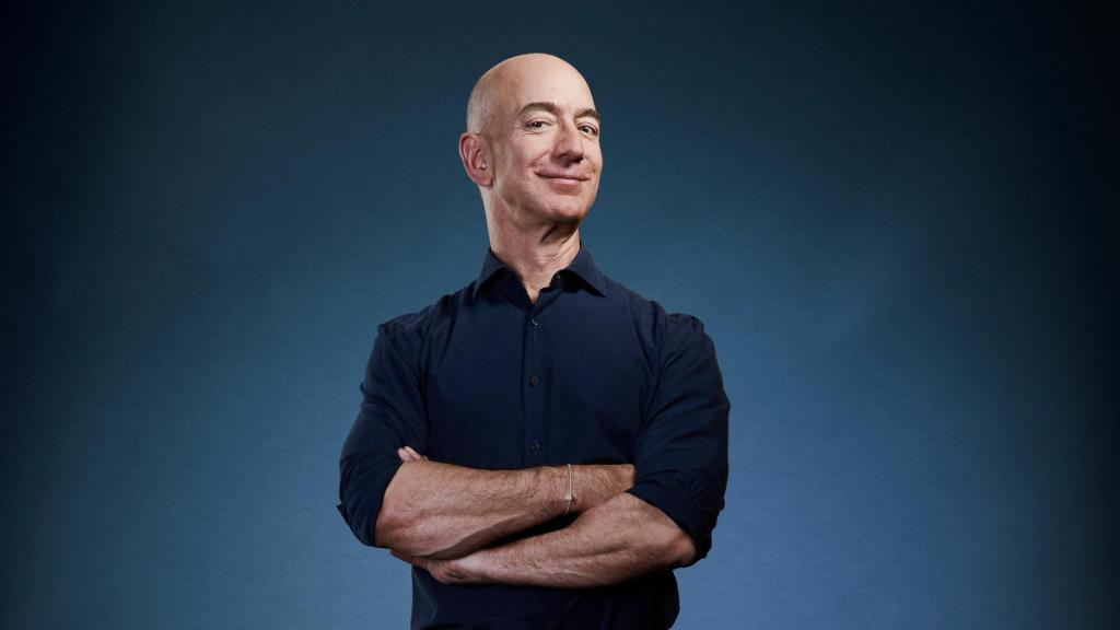 Forbes's tweet photo. Jeff Bezos is once again the world’s richest person after a rollercoaster week: https://t.co/mZgQyPhunG by @lisettevoytko https://t.co/bAiTcOyUlB