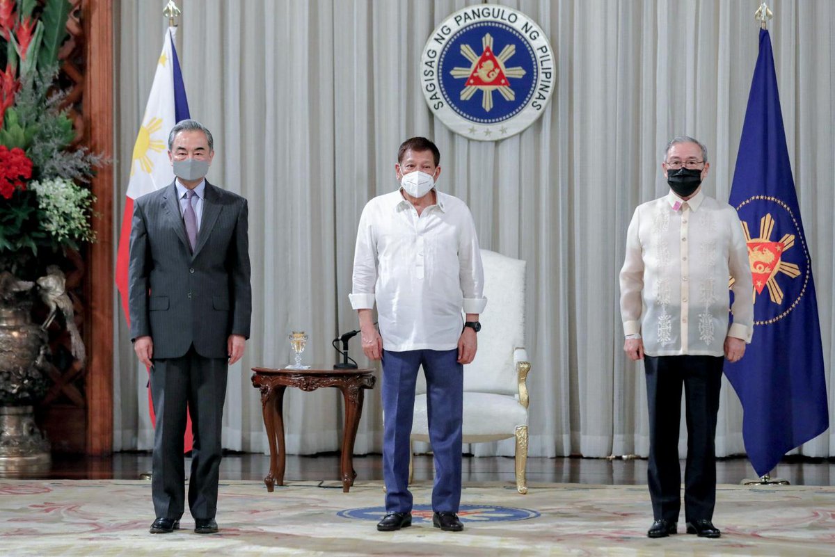 rapplerdotcom's tweet photo. LOOK: President Rodrigo Duterte welcomes Chinese State Councilor and Foreign Minister Wang Yi, who paid a courtesy call at the Malacañang on Saturday, January 16. 

📸 Richard Madelo/Presidential photo

READ: https://t.co/whfDBNjbNv https://t.co/uqVIoLu6uo