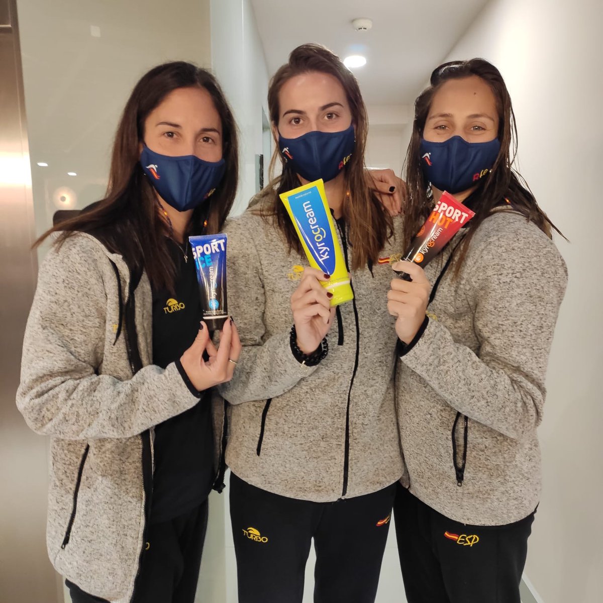 Kyrocream's tweet photo. Kyrocream acompañando al equipo @SpainWpFem en el stage que acaba de finalizar en las instalaciones de @cn_metropole en Las Palmas. ¡No podíamos empezar mejor el año! @RFEN_directo @bea_ortiz @8Piluka @judithforca9
#MolestiaAparte #Kyrocream #Waterpolo https://t.co/i8hUWlaR9f