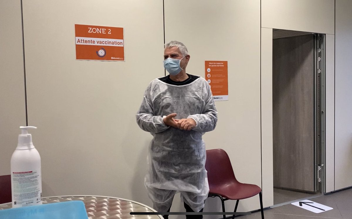 Avec le Préfet, le directeur départemental de l'ARS et les élus de Bièvre Isère nous avons visité ce matin le centre de vaccination de la Bièvre. Le centre a ouvert aujourd'hui pour les personnels de santé, sapeurs-pompiers et aides à domicile de +50 ans et lundi pour les +75 ans
