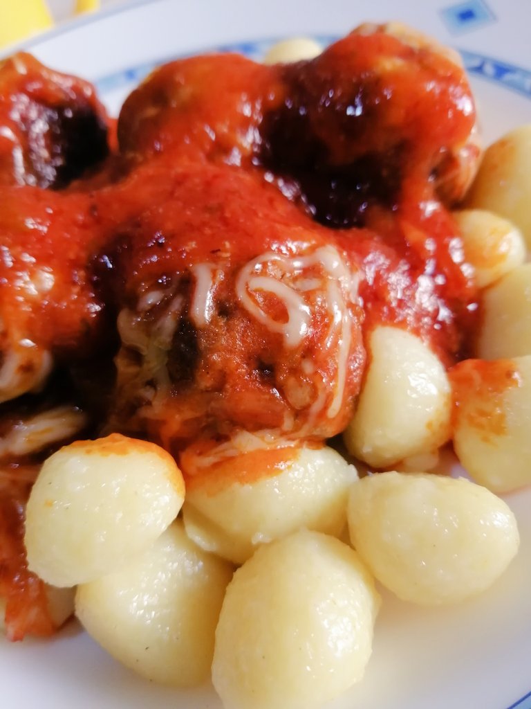 acuervomont's tweet photo. Sábado de #albóndigas gratinadas con #Emmenthal y ñoquis.
Con cariño para los fans de mis albóndigas, sobre todo @MoralesRichard 😉 https://t.co/cwnqjhiS4f