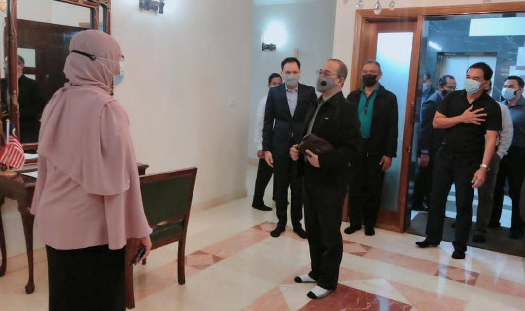 myjointforce's tweet photo. Lt Jen Dato' Hj Yazid Bin Hj Arshad TUDM Panglima Angkatan Bersama telah melakukan kunjungan hormat kepada PYT Haznah Md Hashim Pesuruhjaya Tinggi Malaysia kepada Bangladesh di Rumah Malaysia.
#BerjuangBersama
#HospitalMedanMalaysia
#OpSTARLIGHT https://t.co/05kqlF0Ix1