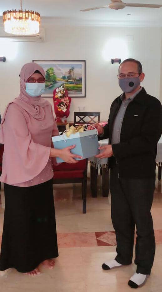 myjointforce's tweet photo. Lt Jen Dato' Hj Yazid Bin Hj Arshad TUDM Panglima Angkatan Bersama telah melakukan kunjungan hormat kepada PYT Haznah Md Hashim Pesuruhjaya Tinggi Malaysia kepada Bangladesh di Rumah Malaysia.
#BerjuangBersama
#HospitalMedanMalaysia
#OpSTARLIGHT https://t.co/05kqlF0Ix1