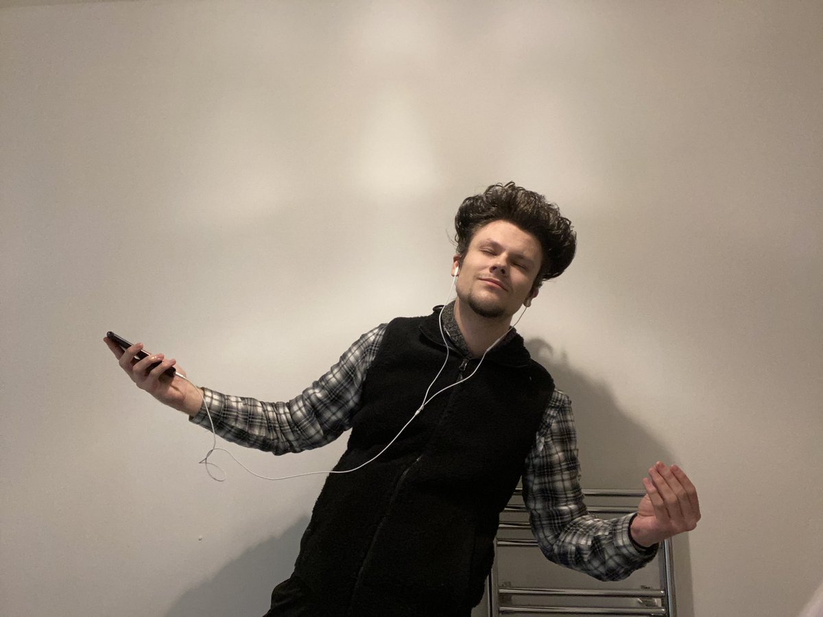 standposting's tweet photo. Y’all ready for some low budget Tooru? Special shout-out to the can of hairspray that made this possible https://t.co/ux8Gi5dLKX
