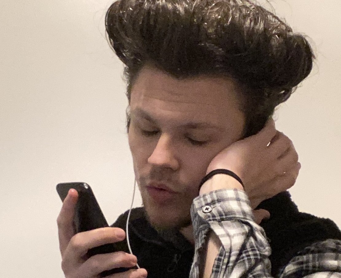 standposting's tweet photo. Y’all ready for some low budget Tooru? Special shout-out to the can of hairspray that made this possible https://t.co/ux8Gi5dLKX