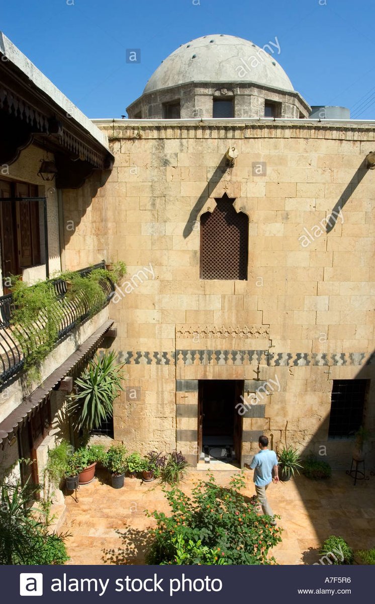 La casa en la que se encontraba esta sala de recepción es la llamada Beit al Wakil, convertida hoy en un hotel, afectado como toda la ciudad por los bombardeos de la guerra civil siria