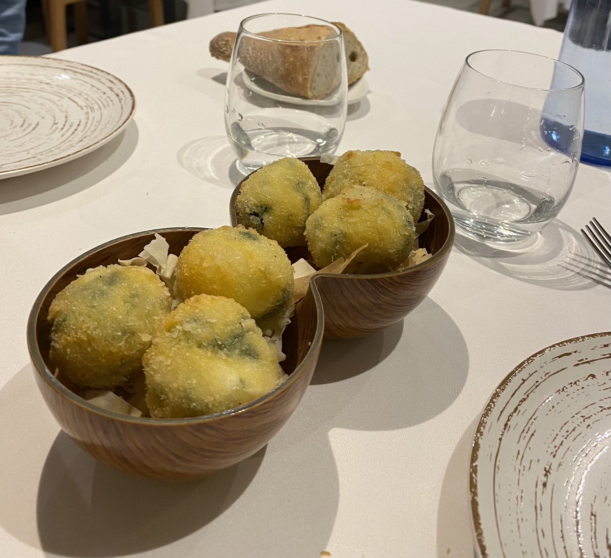 ArchivosEst's tweet image. 😋 #Hoy 16 de enero es el #DiaInternacionaldelaCroqueta y desde @ArchivosEst queremos homenajear a este gran manjar tan propio de nuestra tradición culinaria.  ¿Se te abre el apetito?  Dentro hilo 🍽 👇🏼