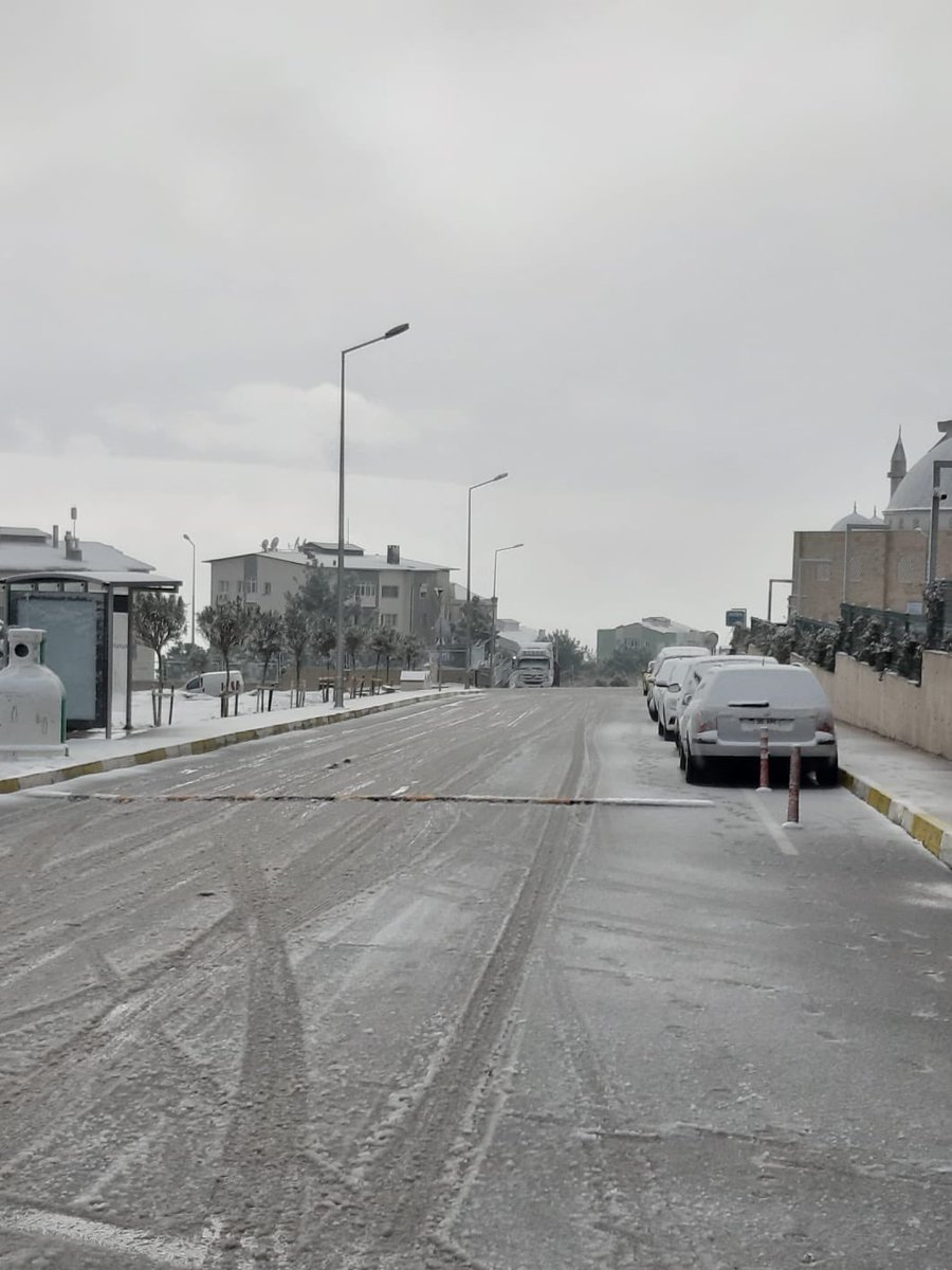 bucaerhankilic's tweet photo. Bucamızın yüksek kesimlerinde beyaz güzellik kendini göstermeye başladı.❄️

Görev icabı kısıtlamadan muaf olan hemşehrilerimin çok dikkatli araç kullanmalarını öneriyorum...

Umarım ilerleyen saatlerde daha fazla kar mutluluğu yaşarız. ❄️😊 https://t.co/di1gnJZLry
