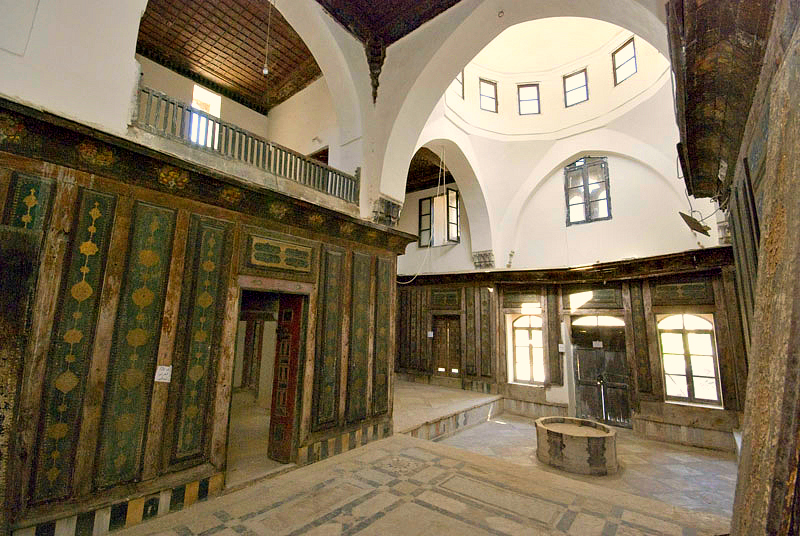 Una muestra de como pudieron lucir los paneles de madera en el palacio de Isa bin Butrus es la casa de otro mercader cristiano de Aleppo, la Beit Ghazaleh, desgraciadamente hoy semidestruida por la guerra