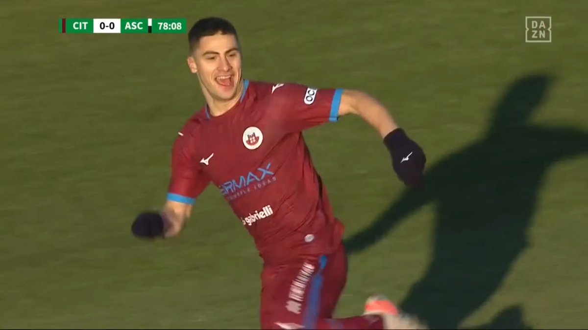 DAZN_IT's tweet photo. Mister Venturato azzecca il cambio ✅
Tavernelli entra dalla panchina e porta in vantaggio il Cittadella ⚽

#SerieBKT #CITASC #DAZN https://t.co/w11JlCGTsN